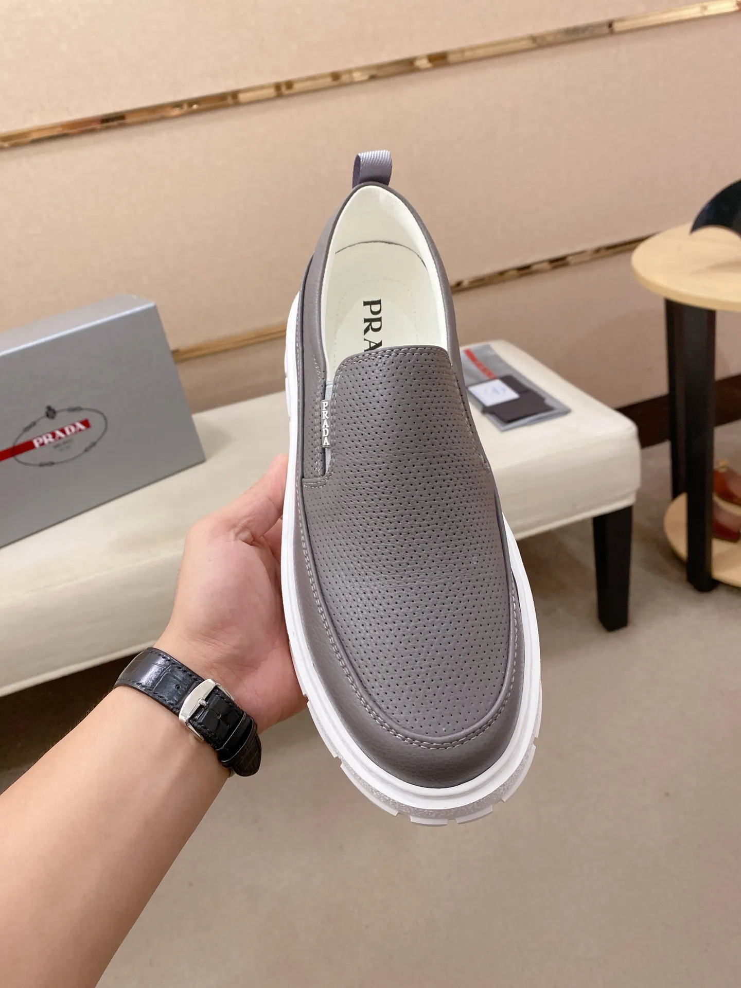 Men's shoes 💰 580💰 ✔️✔️✔️High version High-quality new PRADA (Prada) counters are launched simultaneously, new men's shoes, 😘fabrics are selected from first-layer cowhide fabrics. Lining: Imported cowhide leather lining. 👍🏿High-end☄️Open-molded non-slip rubber outsole, exquisite lines, simple and elegant, comfortable and high-end for leisure travel. Code number: 38 to 45